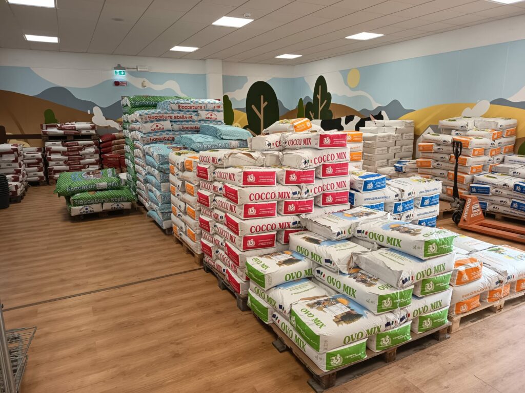 Cereali selezionati puliti e confezionati da noi e mangimi pellettati sbriciolati o in farina prodotti da aziende leader del mercato per animali da cortile