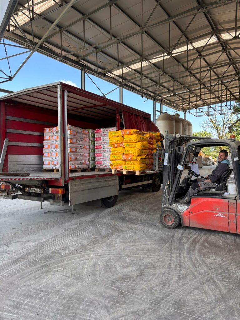 Consegne medio/piccole camion con sponda